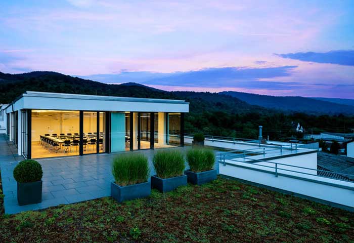 Seminarhaus mit begrüntem Dach und moderner Architektur – inspirierende Trainingslocation für Seminare, Workshops und Train-the-Trainer-Veranstaltungen.