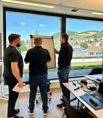 Präsentationstraining mit praxisnaher Gruppenarbeit am Flipchart in modernem Seminarraum