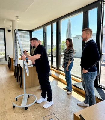 Train-the-Trainer-Aufbaukurs 2 mit praxisnaher Gruppenarbeit am Flipchart in modernem Seminarraum