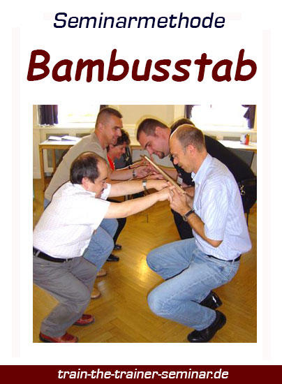 Schwebender Bambusstab. Bild zeigt Gruppen die mit Fingern Bambusstab hält.