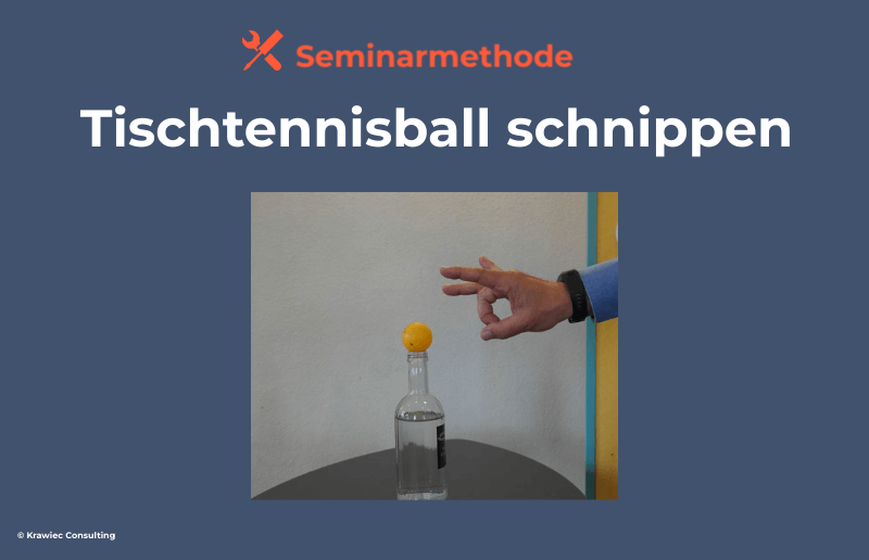 Seminarmethode „Tischtennisball schnippen“: Hand schnippt einen Tischtennisball von einer Flasche – Aktivierungsübung zur Förderung von Konzentration, Feinmotorik und Fokus im Training.