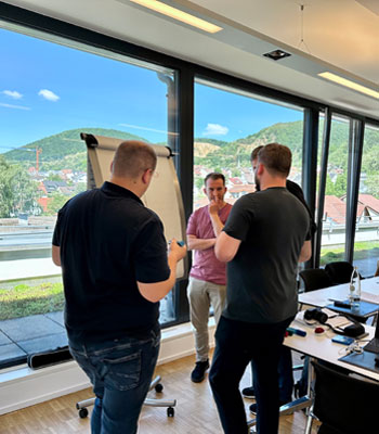 Train-the-Trainer-Aufbaukurs 1 mit Gruppenarbeit am Flipchart in hellem Seminarraum mit Praxisdiskussion