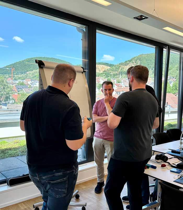 Train-the-Trainer-Ausbildung mit praxisnaher Gruppenarbeit am Flipchart in modernem Seminarraum